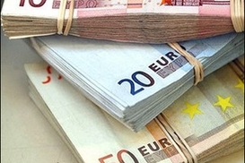 В обменных пунктах дефицит евро. Украинцы начали сдавать доллары.