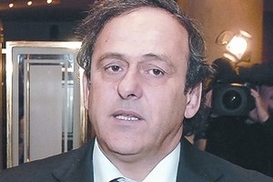 Платини обещает побороться против грязных денег в футболе