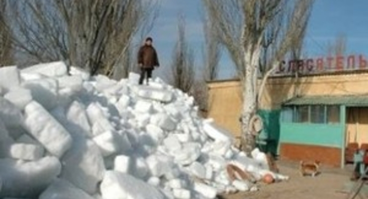 На берег Мариуполя выбросило огромные глыбы льда (фото)