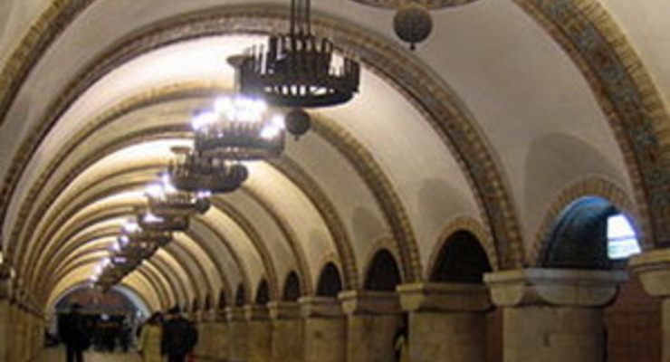 На станции «Театральная» горит вагон поезда. Людей эвакуируют