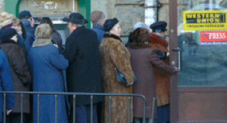 Вкладчики Сбербанка СССР «срываются» на работниках отделений и друг на друге