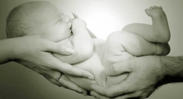 С 1 января в Украине увеличена помощь при рождении ребенка