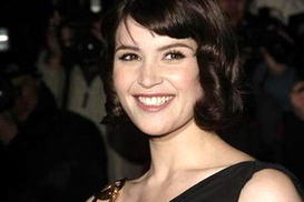 Юная Джемма Атертон (Gemma Arterton) поможет Джеймсу Бонду «взять кассу»