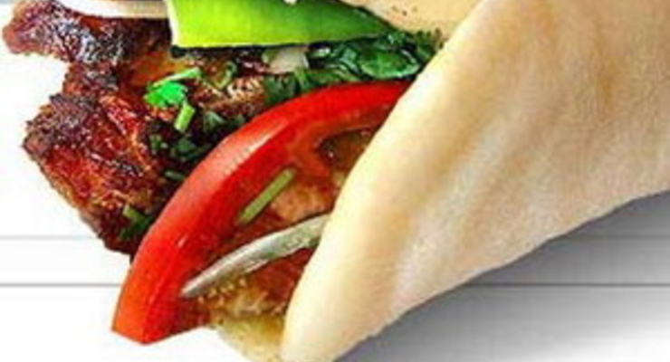 Киевляне рискуют здоровьем, покупая шаурму и хот-доги на улице