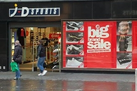 Покупатели со всего мира «осаждают» американские магазины из-за слабого доллара