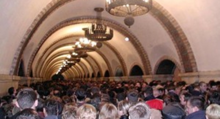 "Киевский метрополитен" просит пассажиров не пользоваться по утрам метро без необходимости