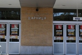В столичном метро появились дружинники, трамбующие пассажиров в вагоны в часы пик
