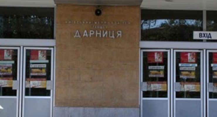 В столичном метро появились дружинники, трамбующие пассажиров в вагоны в часы пик