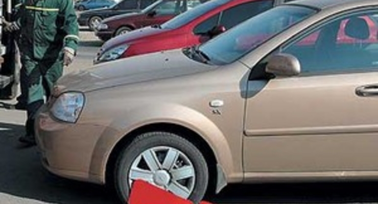 Столичные парковщики начали требовать предоплату и блокировать колеса несогласным