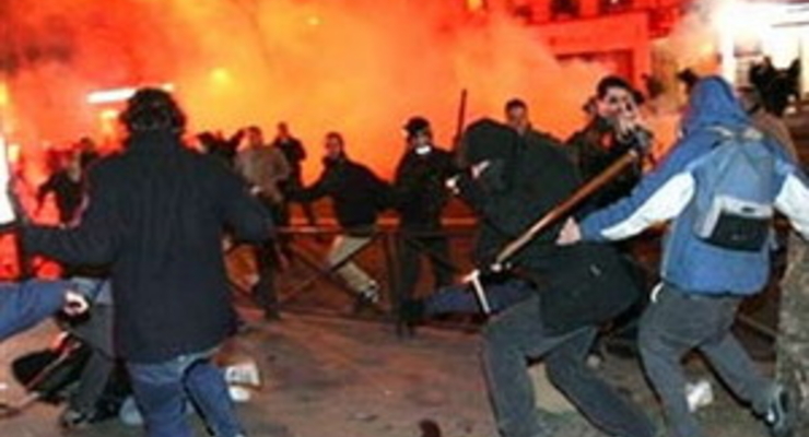 Под Парижем продолжаются массовые беспорядки. Более 90 человек пострадало