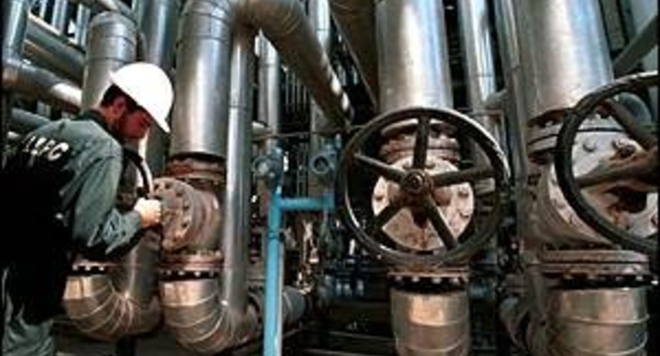 Цены на нефть держатся у рекордной отметки