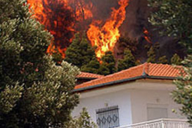 Пожар подобрался к храму Апполона в Греции