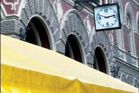 Золото дорожает, а доллар и акции дешевеют