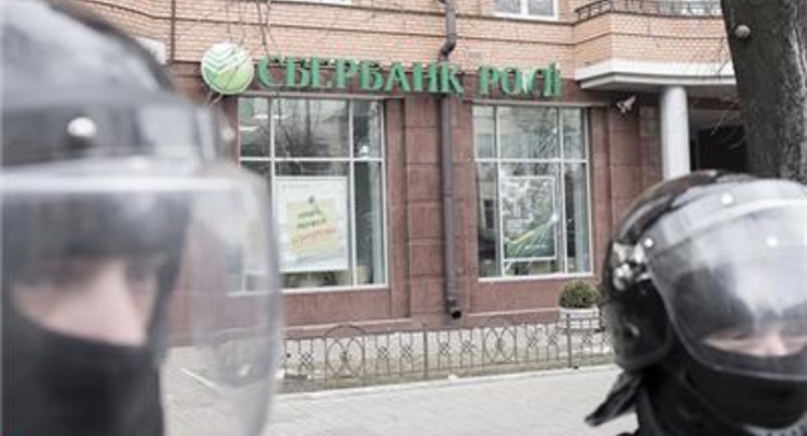 Руки вверх – это нападение: кто стоит за погромами банков