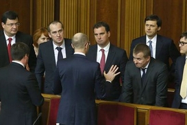 Камикадзе 2,5: два "за" и три "против" неотставки Кабмина Яценюка