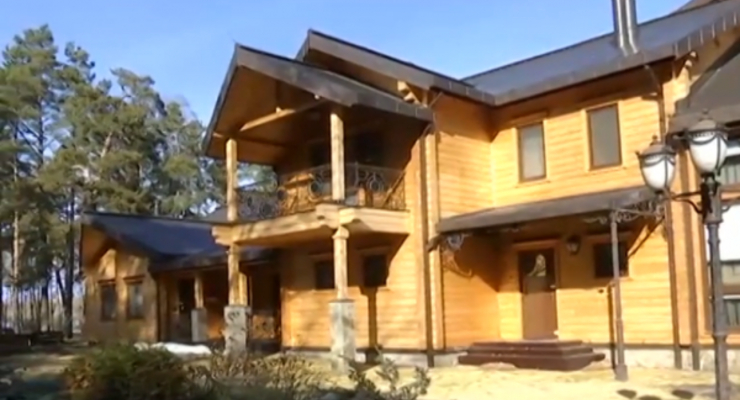 Один из особняков Януковича полностью разграбили