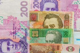 Средняя зарплата в Украине упала на тысячу гривен