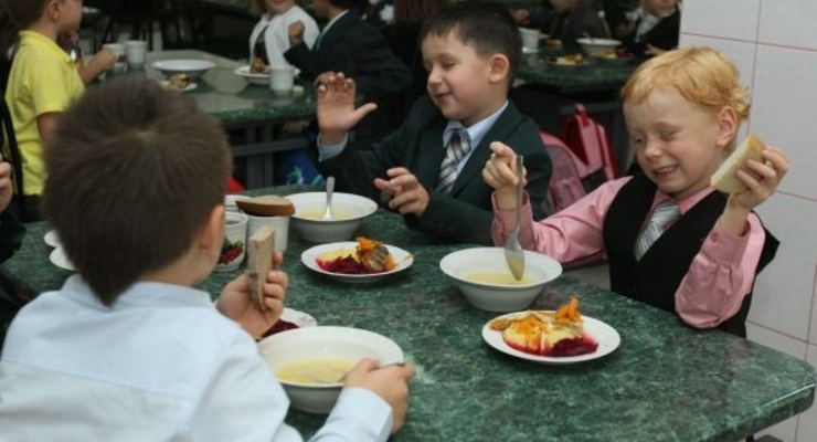 Кличко хочет обеспечить школьников бесплатными обедами