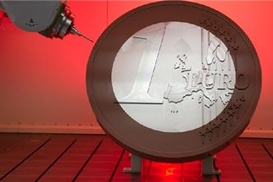 Курс евро показал в феврале худшие результаты в мире