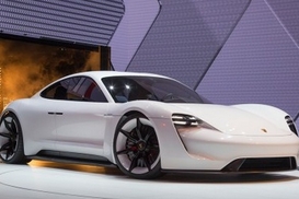 Porsche запустит в серийное производство электрокар Mission E