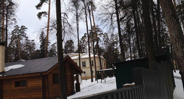 Журналисты показали поместье Азарова на Рублевке