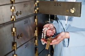 Банковская ячейка: почему украинцы не хотят хранить украшения дома