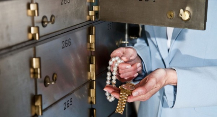 Банковская ячейка: почему украинцы не хотят хранить украшения дома