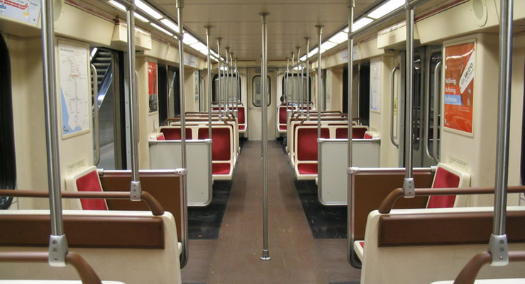 На каких местах в транспорте сидеть безопасно