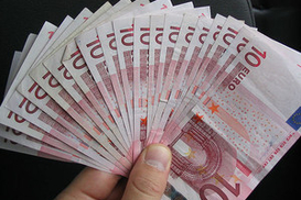 Евро значительно уступает доллару