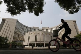 Центробанк Китая повысил курс юаня к доллару сразу на 0,5%