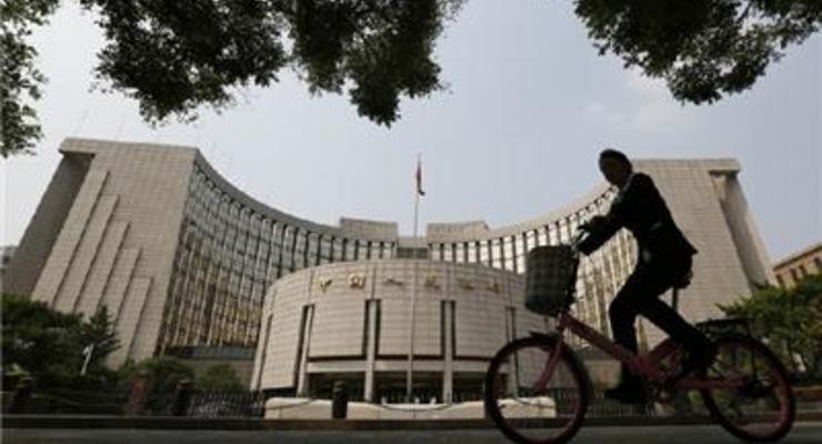 Центробанк Китая повысил курс юаня к доллару сразу на 0,5%