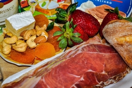 В российские магазины вернутся европейские сыры и колбасы