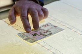 НБУ будет печатать гривны на льняной бумаге