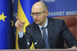 Яценюк поручил запретить импорт нефтепродуктов из России