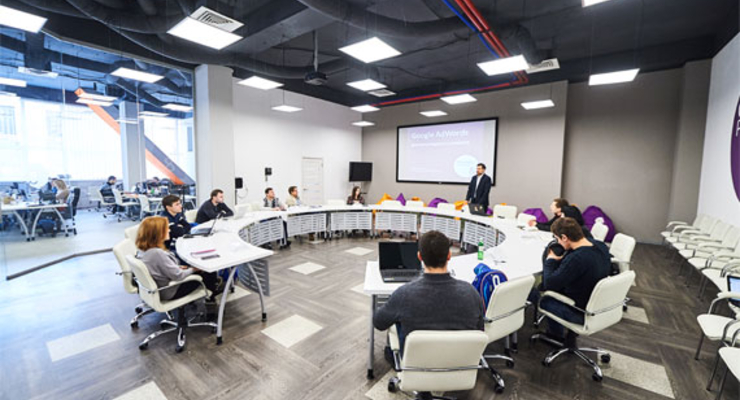 Экономика оживает: нам предлагают больше работы, продажи доменов растут