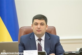 Гройсман поручил ГФС расследовать контрабанду леса на Закарпатье