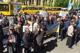 Под Минсоцполитики прошел митинг с требованием повысить пенсии