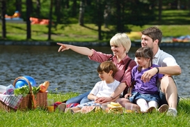 Как украинцы проведут майские праздники - результаты опроса