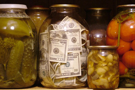 Украинцы хранят свои сбережения в банках и дома в долларах - опрос