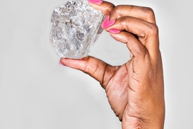 Огромный алмаз был продан на аукционе по рекордной цене