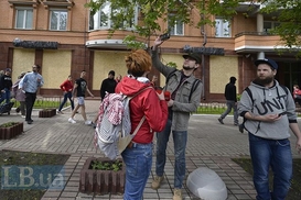 Горький опыт: Сбербанк забаррикадировался перед маршем Азова в Киеве