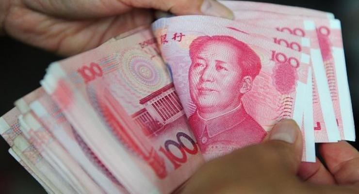 Банк Китая снова ослабил курс юаня