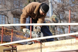 В Киеве в районе метро Святошино сносят МАФы