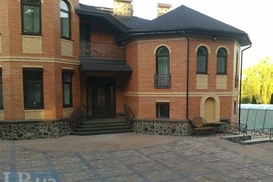 Активисты показали особняк экс-директора по грузовым перевозкам Укрзализныци