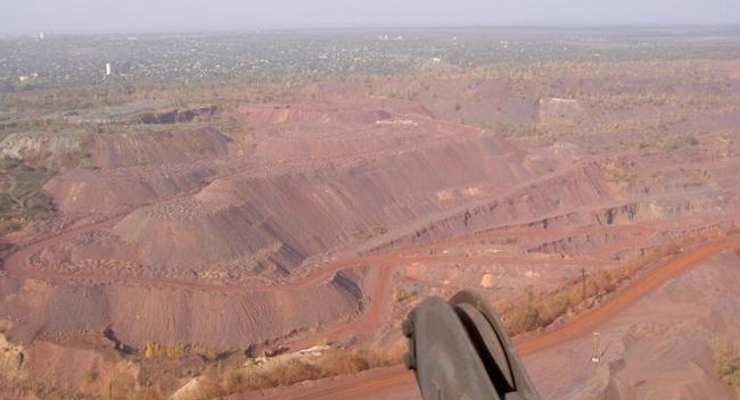 Кабмин заберет карьер у Ахметова