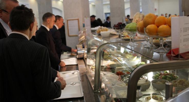 Дешево и не сердито: Депутат показал цены в столовой Верховной Рады