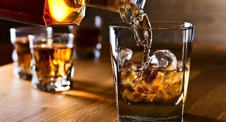 Украинцы обеднели, но по-прежнему любят ром и виски