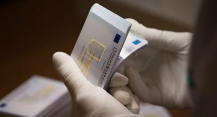 Только пластик: Украина полностью переходит на новый формат паспортов