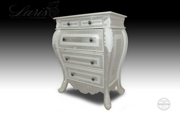 В США представили антикварный стол с кристаллами Swarovski за 450 тысяч