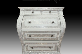 В США представили антикварный стол с кристаллами Swarovski за 450 тысяч